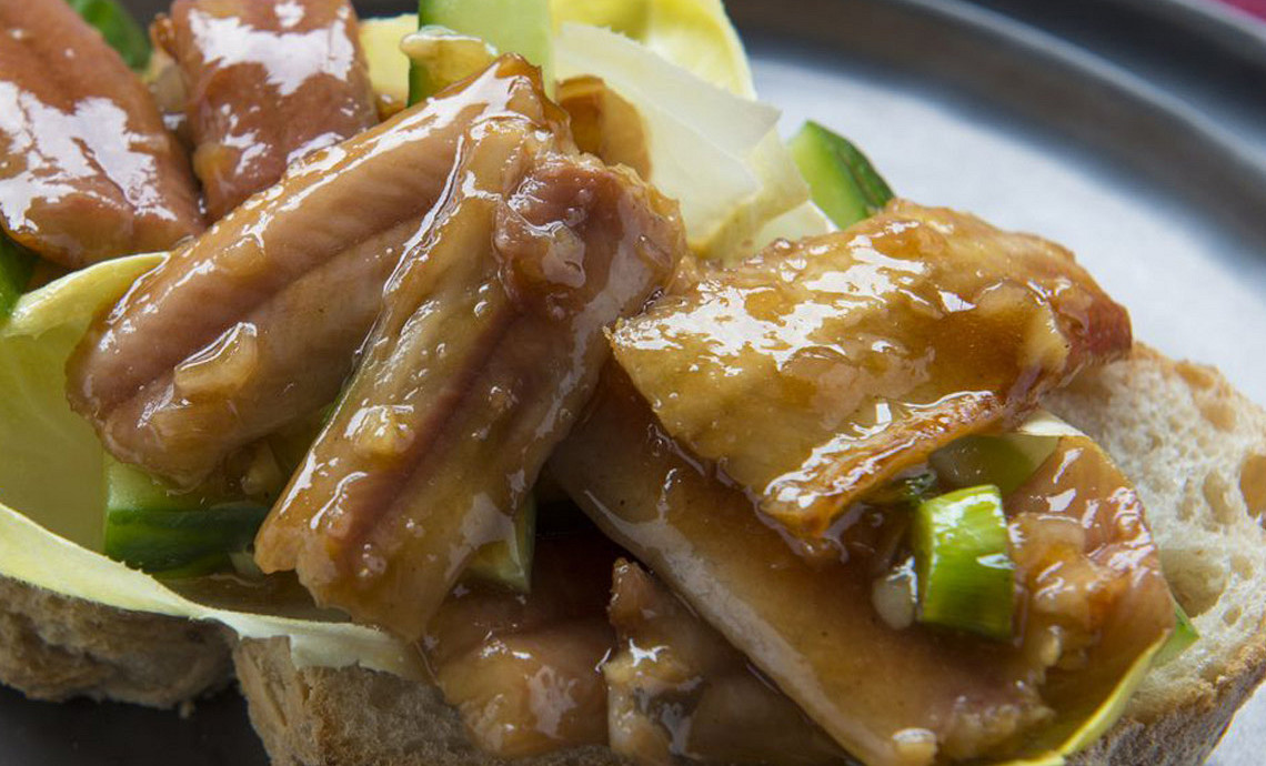 Desembrood met paling-teriyaki